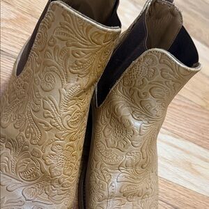 Taft mens floral Embossed Tan Boots. Great shape. Mens size 8.